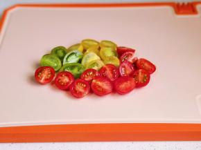 小番茄对半切。