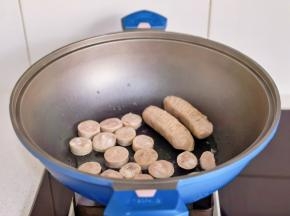 起油锅倒入烤肠煎微黄。