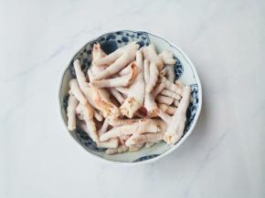 鸡爪洗净剪去趾甲，