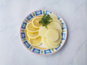 土豆去皮切片，柠檬去籽切片。