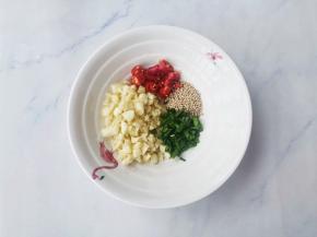 葱蒜小米椒切碎和白芝麻放入碗中。