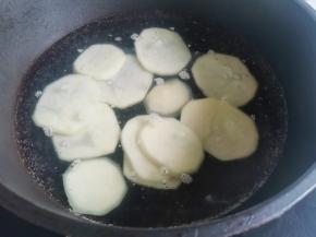 土豆煮熟捞出备用。