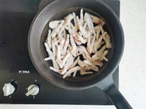 鸡爪冷水入锅，加1勺葱姜料酒，煮15分钟捞出，泡冰水中或在自来水管下冲5分钟。