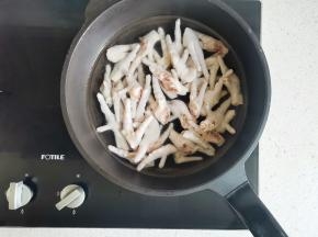 鸡爪冷水入锅，加1勺葱姜料酒，煮15分钟捞出，泡冰水中或在自来水管下冲5分钟。