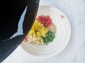 配料碗中淋入一大勺热油激发出香味，