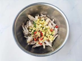 倒入鸡爪中，