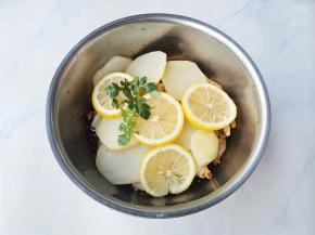 放入土豆，柠檬，香菜，抓拌均匀就可以开吃啦。