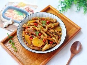 鸡爪酸辣过瘾，土豆香软入味，好吃到停不下来了！