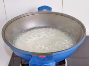 水开倒入糯米煮2分钟捞出（多了这一步避免夹生哦）