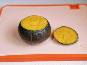 贝贝南瓜切掉顶部。