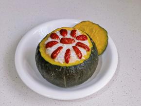 上面摆上去核的红枣。