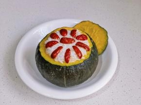 上面摆上去核的红枣。