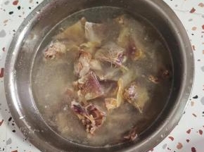 用温水浸泡半天，中途多换几次水！