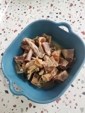 捞出控干水分，放入生姜，料酒抓拌均匀腌制十分钟！