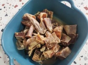捞出控干水分，放入生姜，料酒抓拌均匀腌制十分钟！