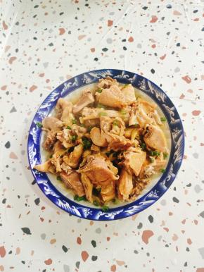 撒适量的葱花即可食用！