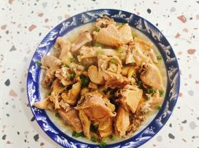 撒适量的葱花即可食用！