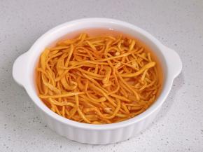 虫草花泡冷水。