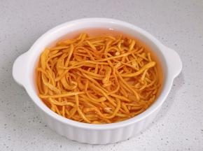 虫草花泡冷水。