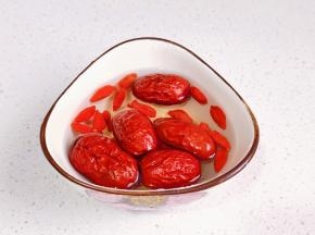 红枣枸杞泡5分钟。