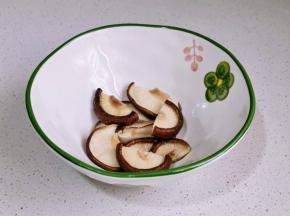 香菇切小块。