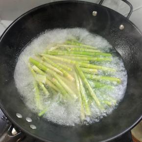 水开，加入一勺盐，适量的油，放入扒好的竹笋，焯水2分钟！