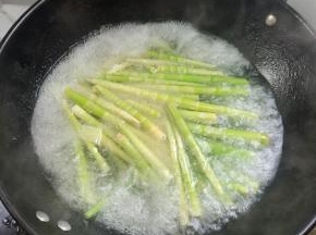 水开，加入一勺盐，适量的油，放入扒好的竹笋，焯水2分钟！