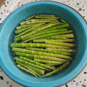 捞出，放在清水中浸泡一天，中途记得多换几次水，去除竹笋里面的苦涩味！