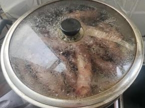 香肠水开上锅蒸30分钟！
