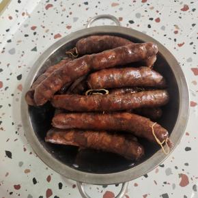 蒸熟的香肠晾凉后，装起来，放在冰箱冷藏保存！