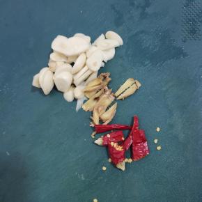 蒜瓣切成片，生姜切成丝，干辣椒切成段备用！