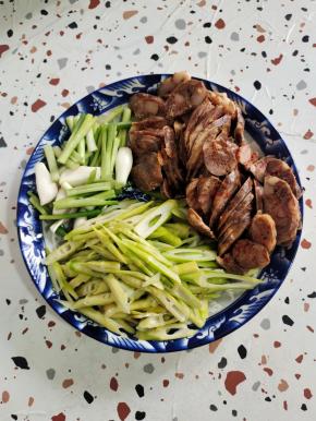 竹笋切成片，葱切成段，香肠切成片！