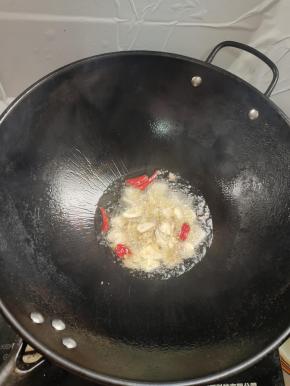 起锅烧油，放入生姜，蒜瓣，干辣椒爆香！