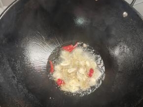 起锅烧油，放入生姜，蒜瓣，干辣椒爆香！