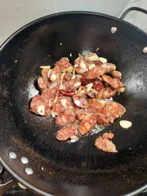 放入香肠翻炒一分钟！