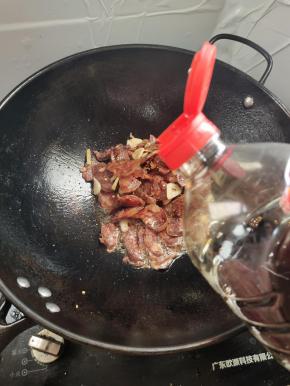 倒入一勺生抽调味！