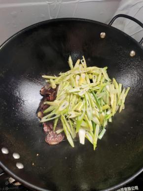 放入竹笋和葱段翻炒一分钟！