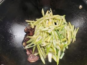 放入竹笋和葱段翻炒一分钟！