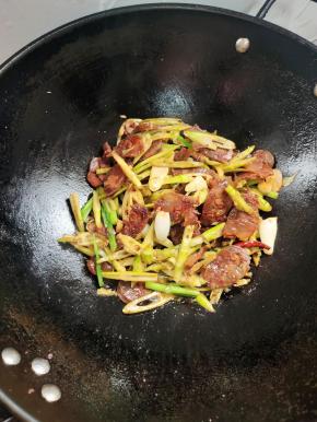 起锅前放入适量的鸡精翻炒均匀即可！