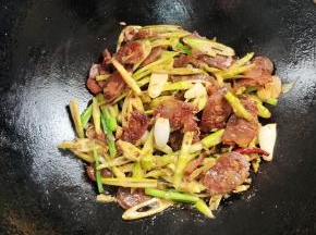 起锅前放入适量的鸡精翻炒均匀即可！
