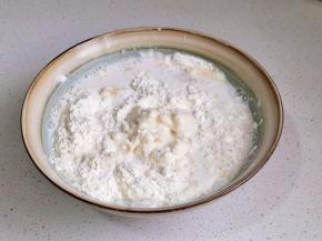 面粉+白砂糖+酵母粉+牛奶搅拌成絮状。