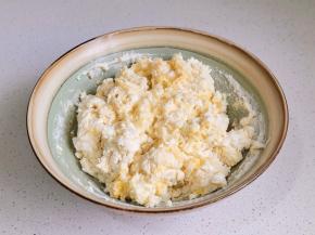 搅拌均匀，揉成光滑的面团。