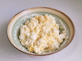 搅拌均匀，揉成光滑的面团。