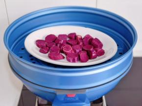 紫薯去皮切小块，放蒸屉上。