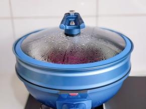 盖上盖子蒸熟。