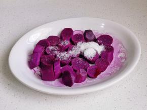 取出加入白砂糖。