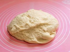 发酵好的面团排气。