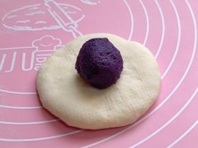 取一块面团擀圆饼+紫薯馅包起来。