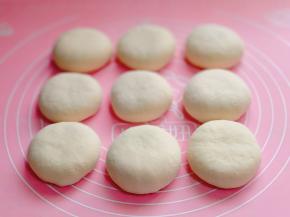 依次做好，盖上保鲜膜醒发15分钟。