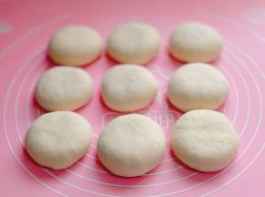 依次做好，盖上保鲜膜醒发15分钟。